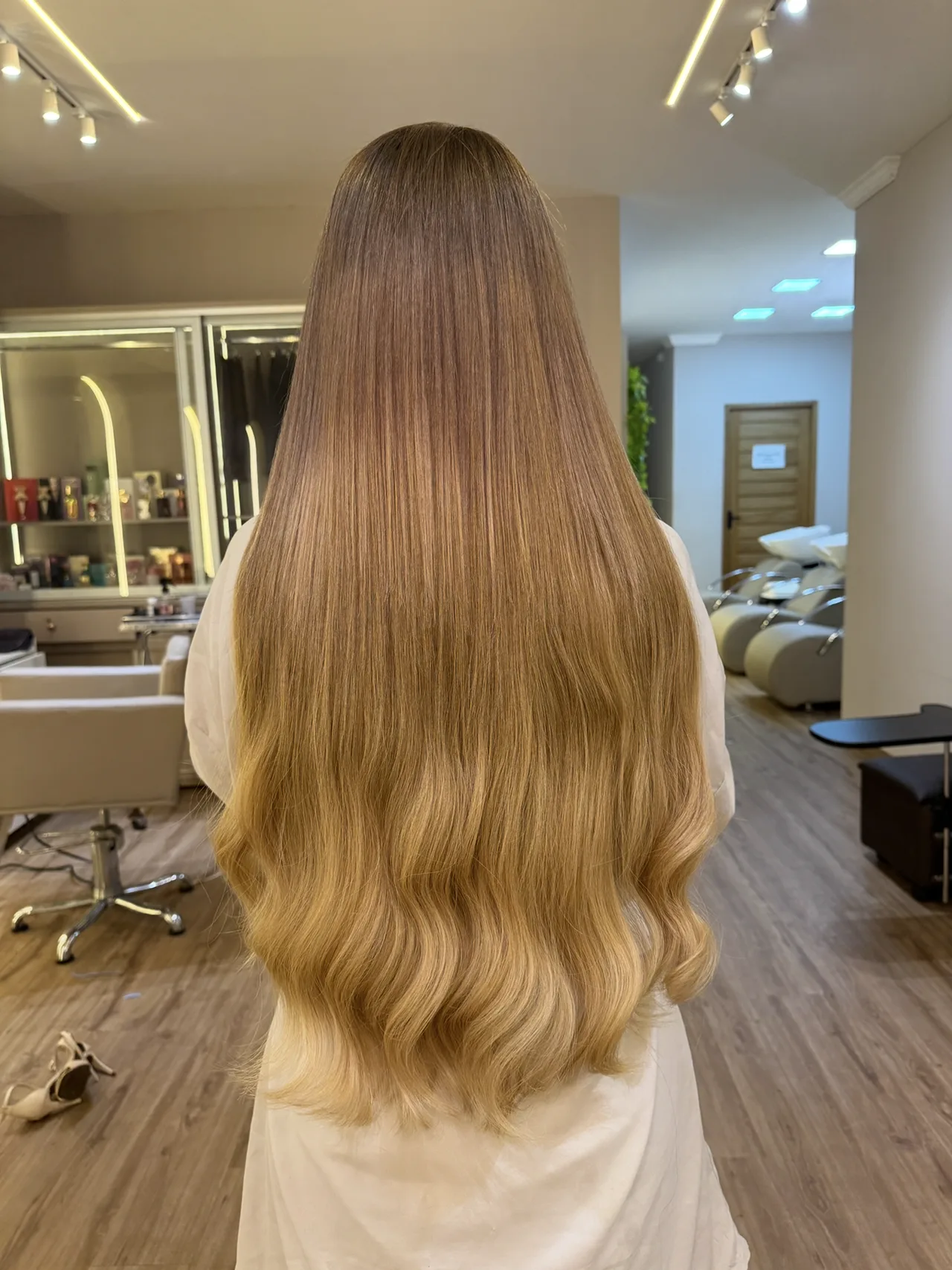 A mesma cliente após o Slim Hair, com cabelo longo e volumoso até a cintura.