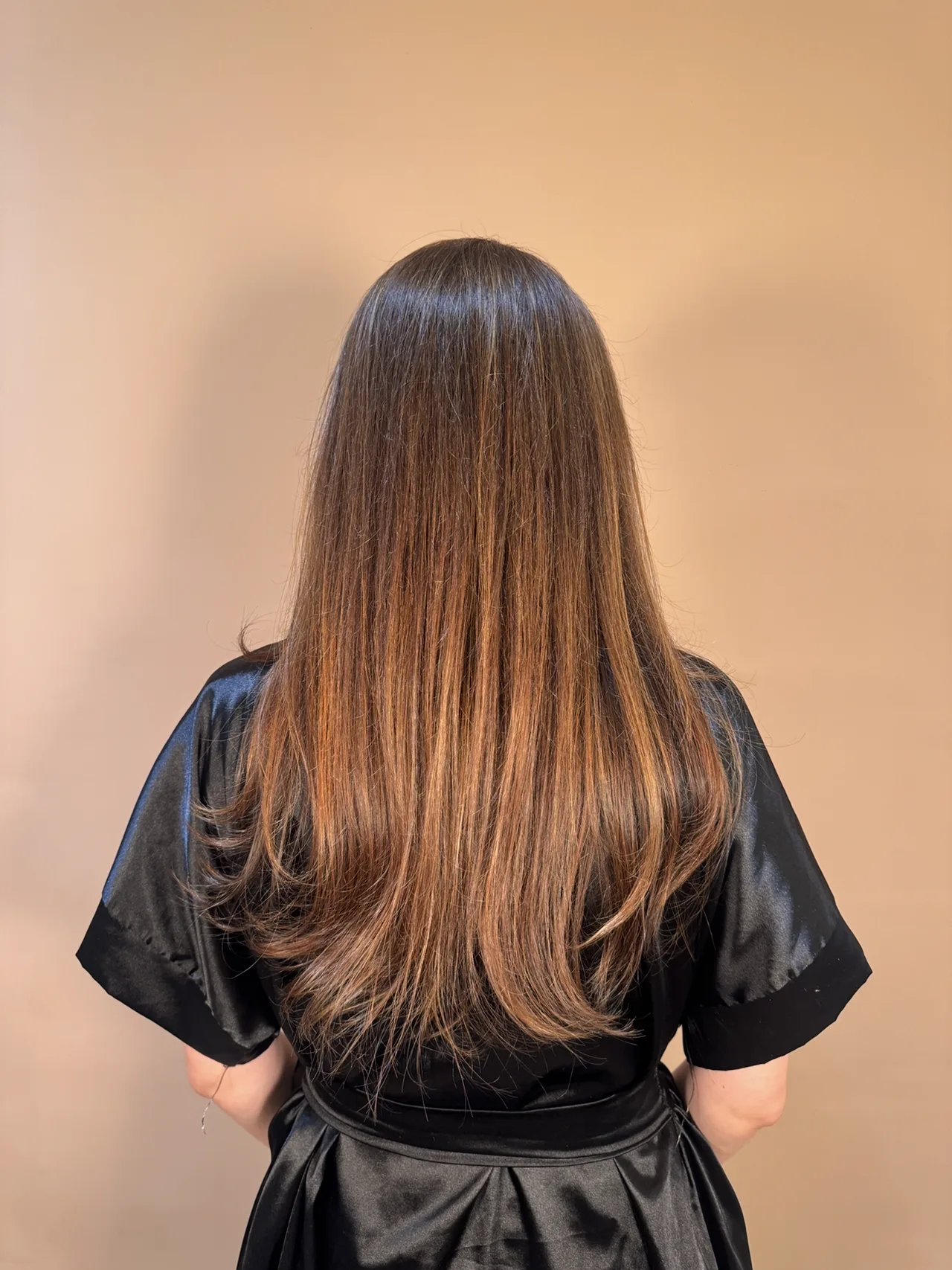Cabelo castanho médio, com pontas irregulares, antes da aplicação.