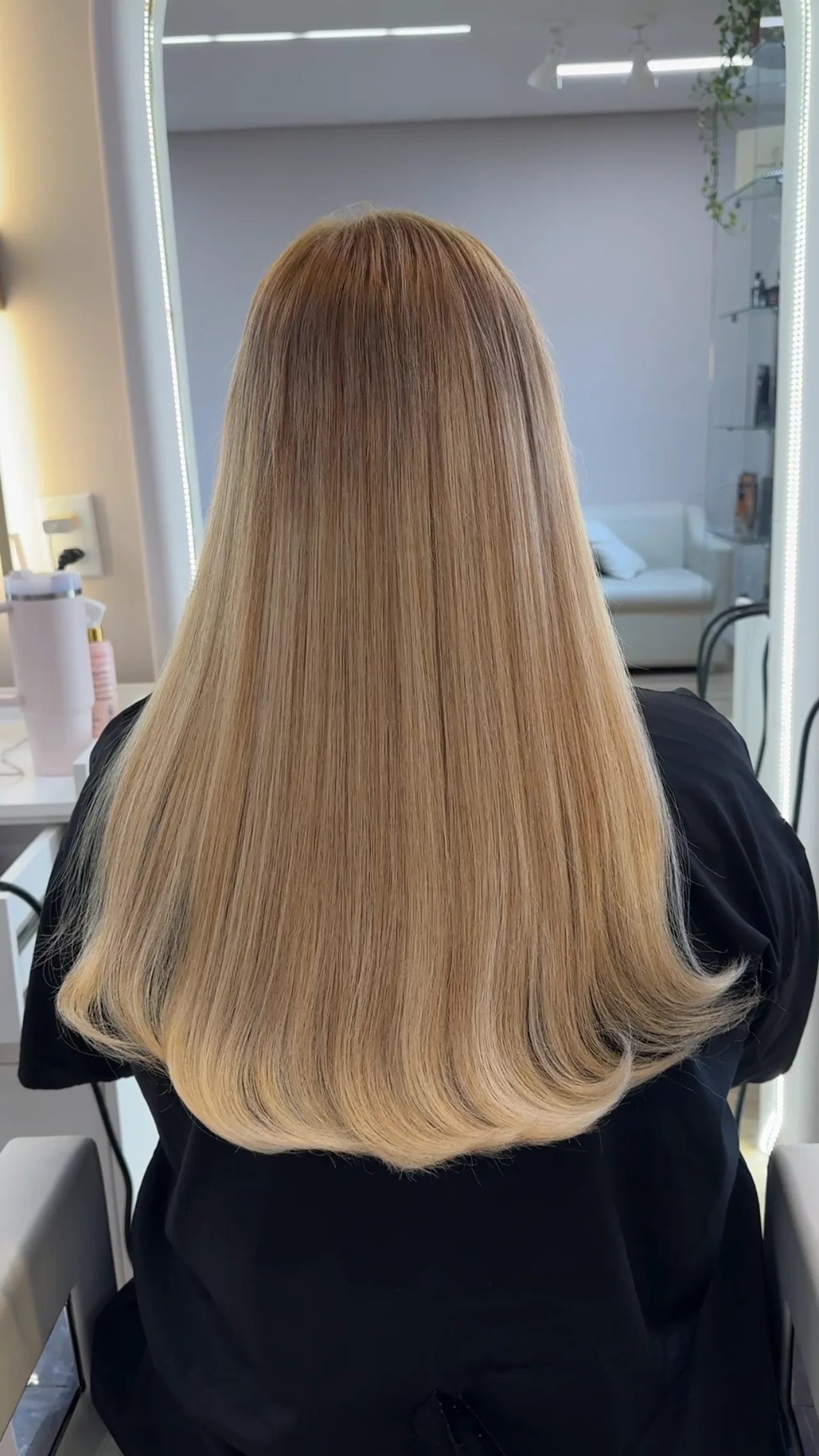 O mesmo cabelo loiro após o Slim Hair, denso e com as pontas cheias.