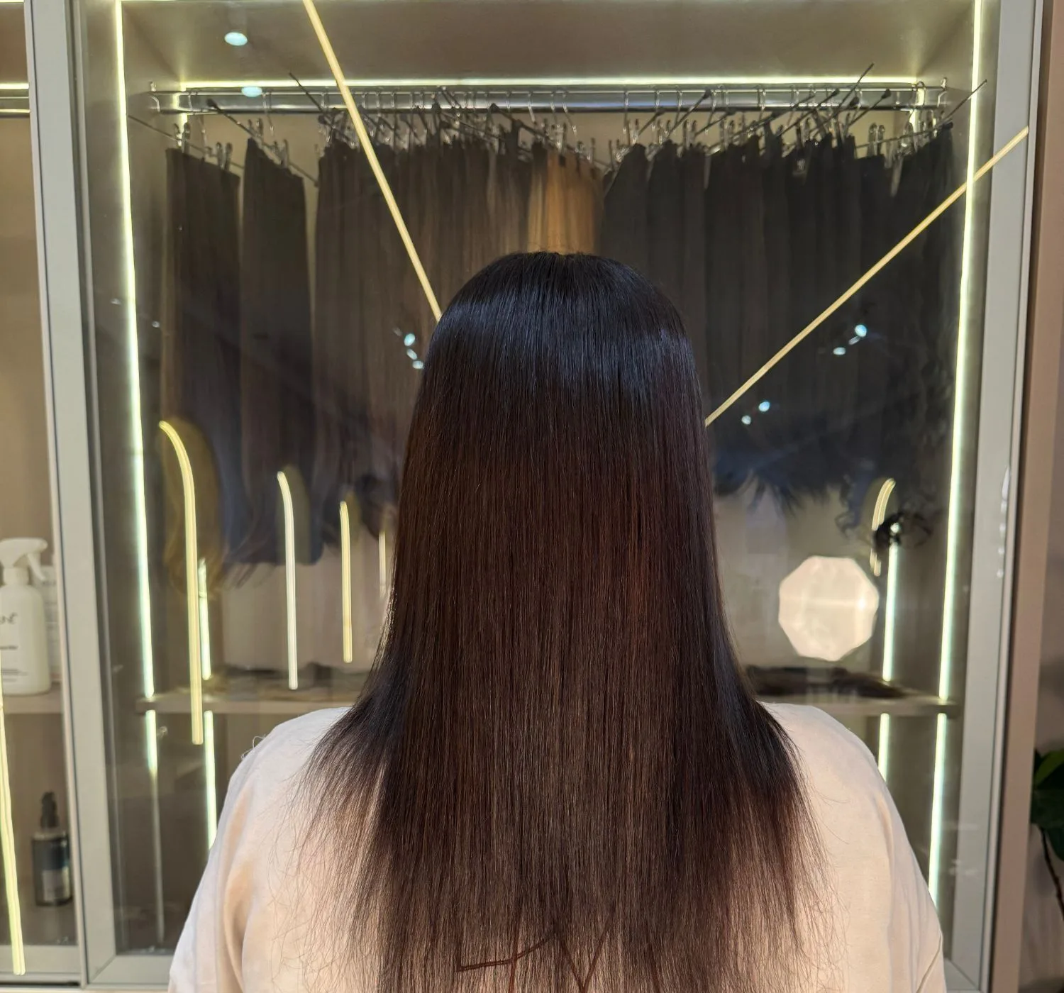 Cabelo escuro liso, com pontas finas, antes da aplicação, no salão.